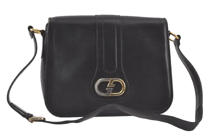 Women Gucci bags with interlocking G hardware for a classic lookWomen Gucci bags with interlocking G hardware for a classic lookAuthentic GUCCI Vintage Shoulder Bag Purse Leather Black 7237K