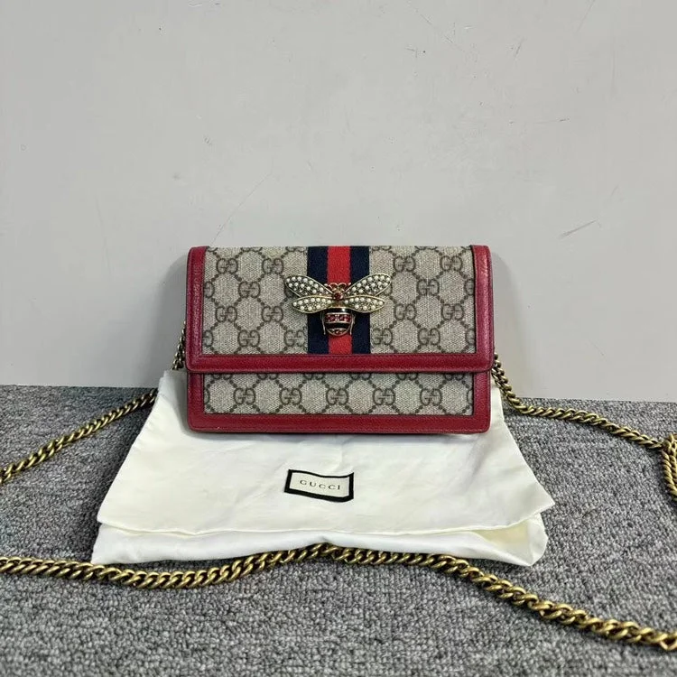 Medium - sized Women Gucci handbags for everyday useMedium - sized Women Gucci handbags for everyday useGucci Bee Wallet On Chain GG Supreme Canvas Leather Red Small