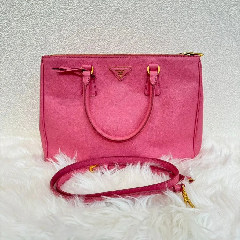 Ladies Prada handbags with a detachable wallet inside for added conveniencePrada Galleria Pink Calfskin Handbag Crossbody Medium