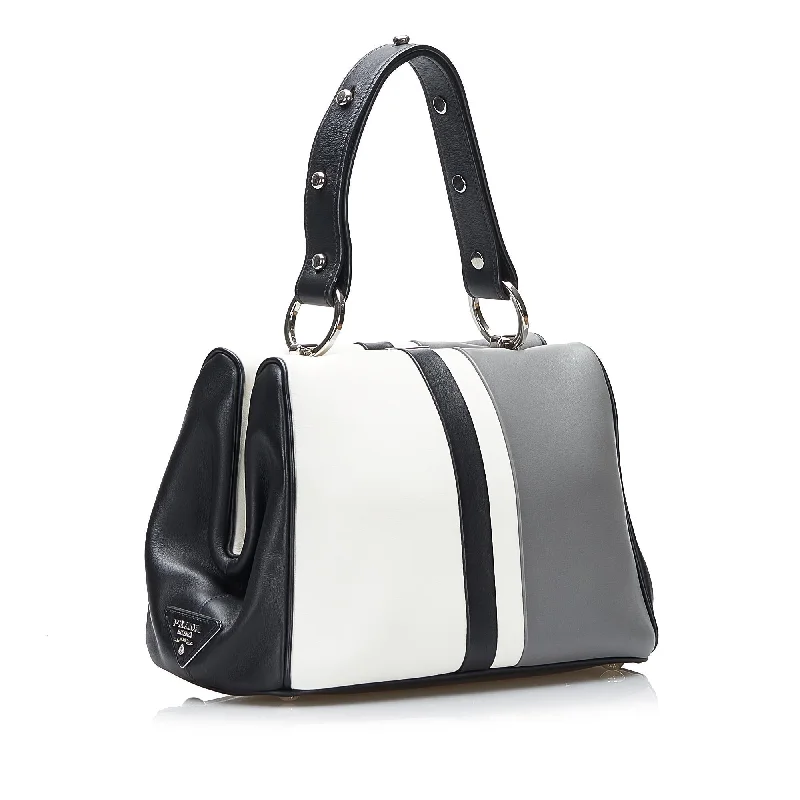 Prada Cleo bags with a detachable coin purse for added functionalityPrada Baiadera Frame Bag K3YiJp