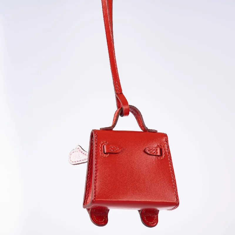 Hermès Kelly Bags with a detachable shoulder strap for versatilityHermès Micro Kelly Quelle Idole Bag Charm Rose Sakura, Sanguine, Nata, Sesame, Tadelakt and Chevre Mysore Gold Hardware